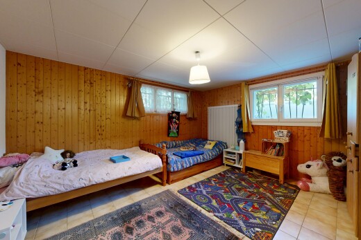 chambre avec lumière naturelle, natural light, inside property, mur en bois, et wood wall