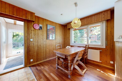 salle à manger avec wood wall, mur en bois, wood finish floor, sol en finition bois, et inside property