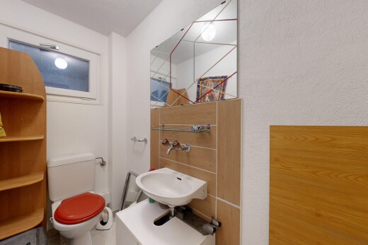 salle de bains avec évier, toilette, inside property, et miroir