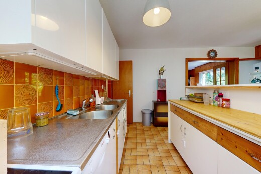 cuisine avec armoires blanches, backsplash, dosseret, inside property, et natural light