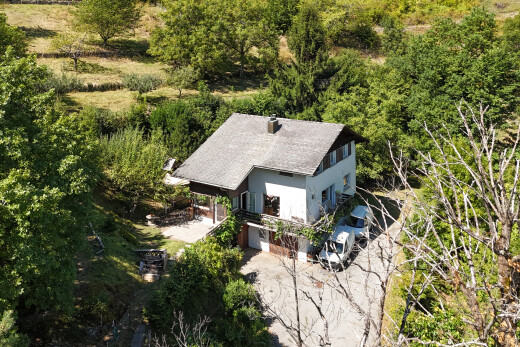 façade avec bardage en stuc, property visible, et terrasse