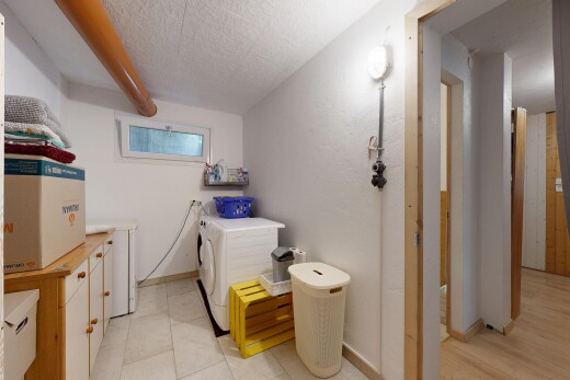 salle de bains avec plafond texturé, textured ceiling, inside property, plinthes murales, et baseboards wall