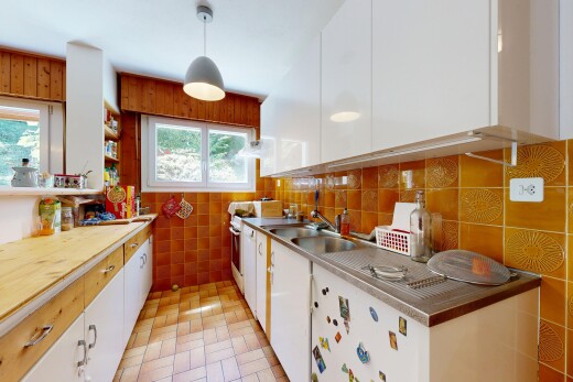 küche mit weiße schränke, natürliches licht, natural light, inside property, und pendelleuchte