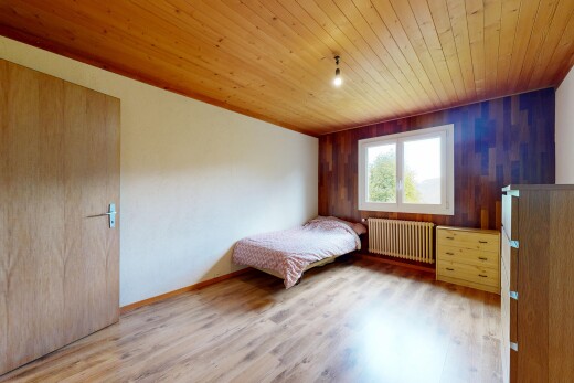 chambre avec natural light, lumière naturelle, wood wall, mur en bois, et radiateur