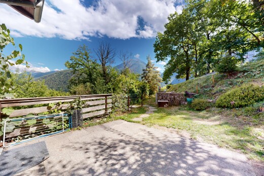 garten mit mountain view, blick auf die berge, day time, und zaun