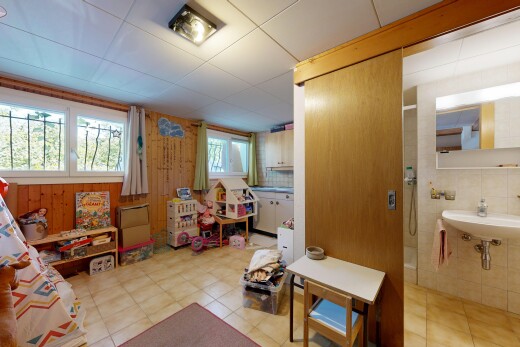 bureau avec lumière naturelle, natural light, inside property, sol en carrelage, et tile floor