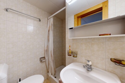 salle de bains avec tile wall, mur en carrelage, toilette, tile shower, et inside property