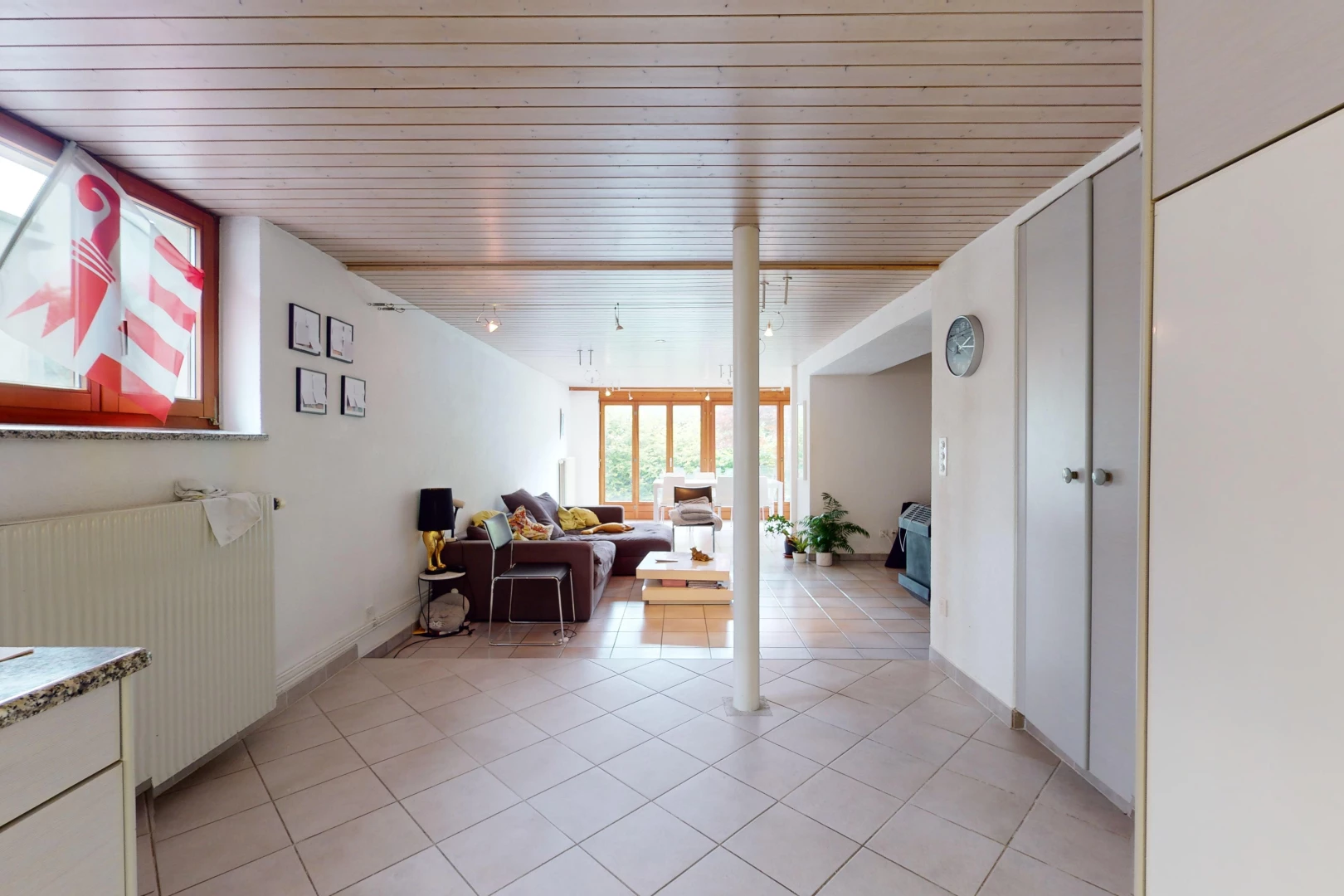 espace intérieur avec carrelage, lumière naturelle, et radiateur