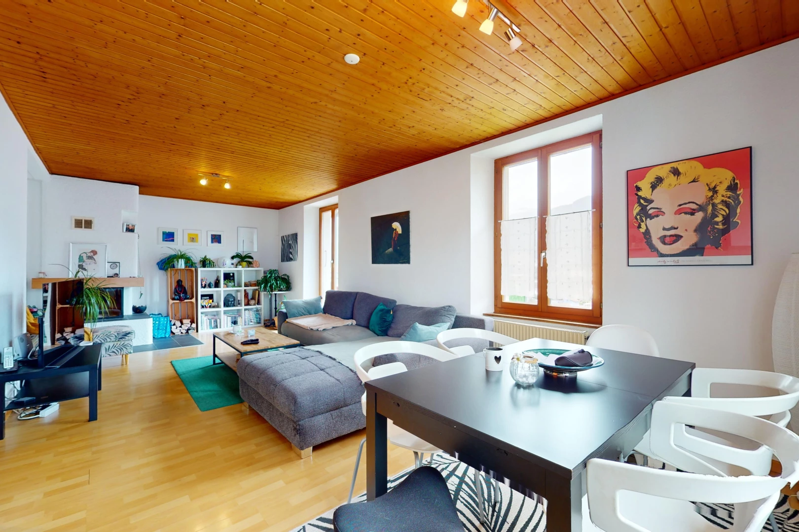 salon / salle à manger avec plancher de bois, radiateur, plafond de bois, et lumière naturelle