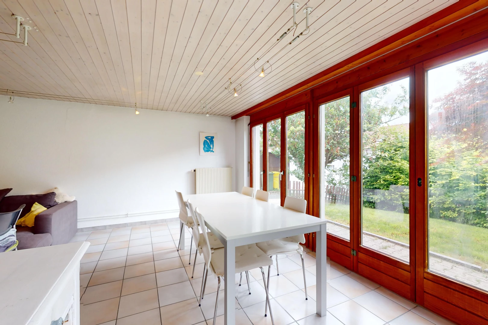 salle à manger avec plafond de bois, lumière naturelle, et carrelage
