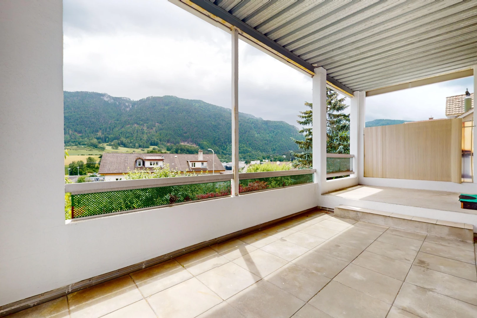 terrasse avec balcon et vue sur la montagne