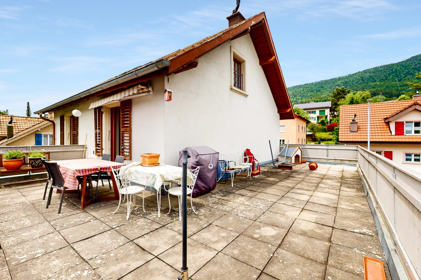 terrasse avec patio et vue sur la montagne