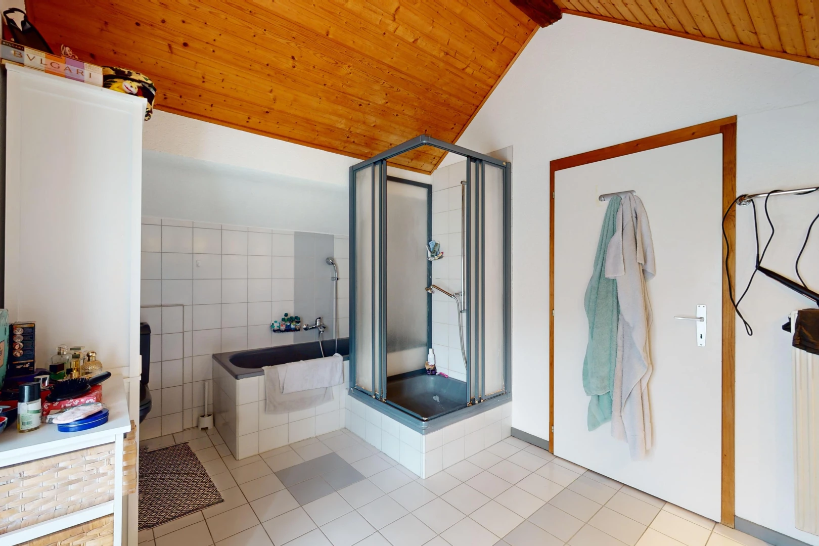 espace intérieur avec carrelage, douche, mur carrelé, et plafond de bois