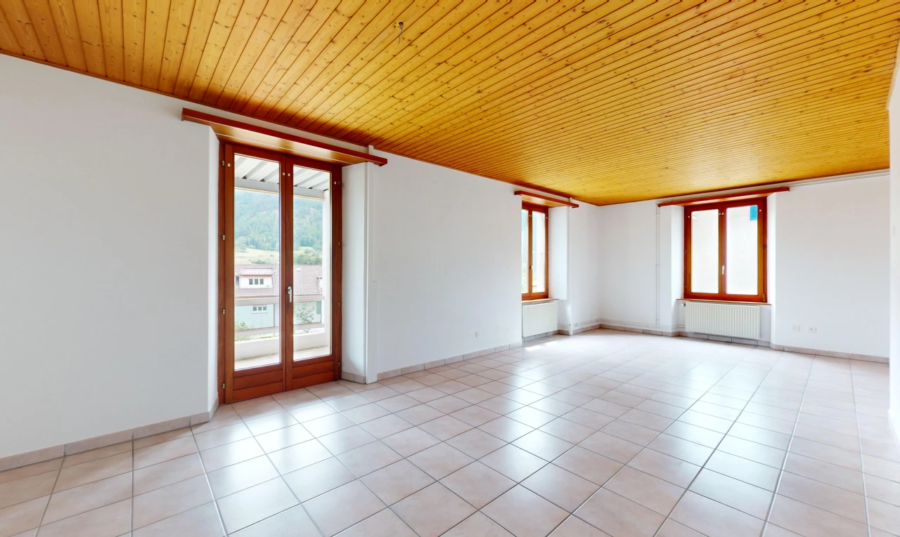 pièce vide avec plafond de bois, lumière naturelle, radiateur, et carrelage