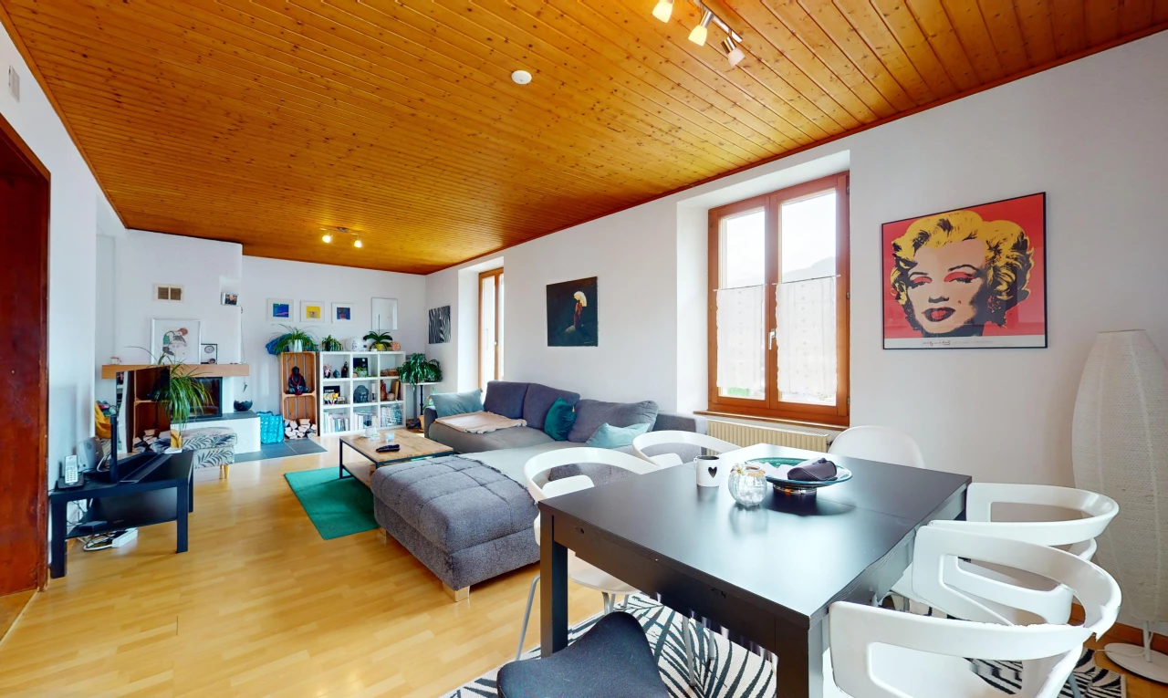 salon / salle à manger avec plancher de bois, radiateur, plafond de bois, et lumière naturelle