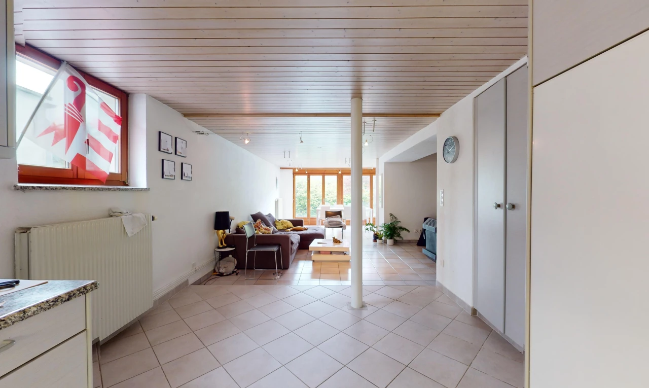 espace intérieur avec carrelage, lumière naturelle, et radiateur