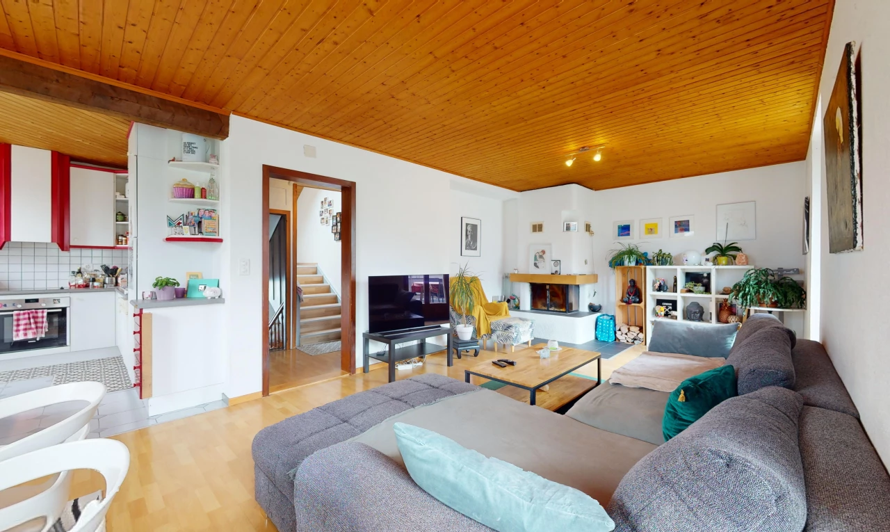 salon avec plafond de bois, cheminée, plancher de bois, et télévision