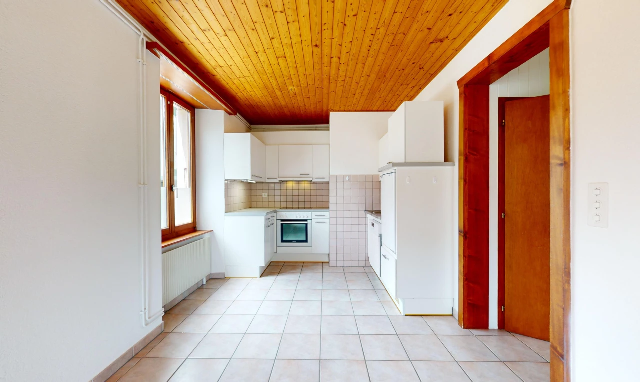 cuisine avec plafond de bois, four, carrelage, meubles blancs, et crédence