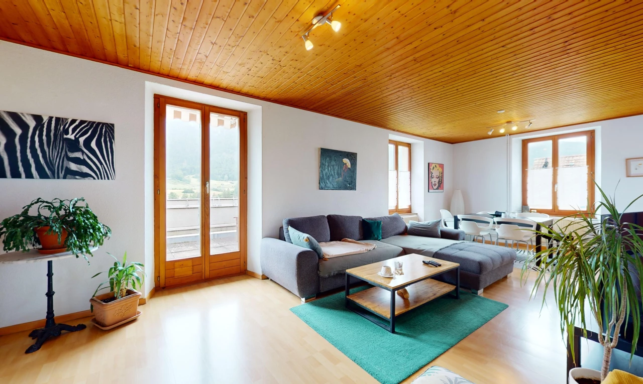 salon avec plancher de bois, plafond de bois, et lumière naturelle
