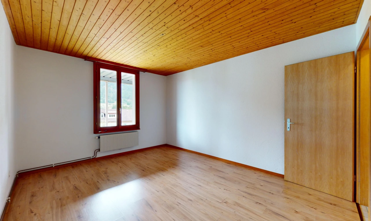 pièce vide avec plafond de bois, plancher de bois, radiateur, et lumière naturelle