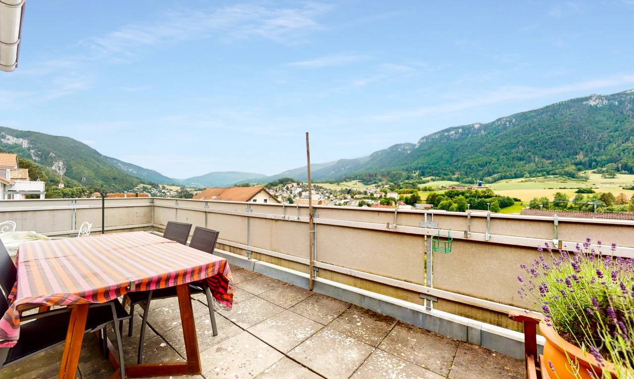 terrasse avec vue sur la montagne