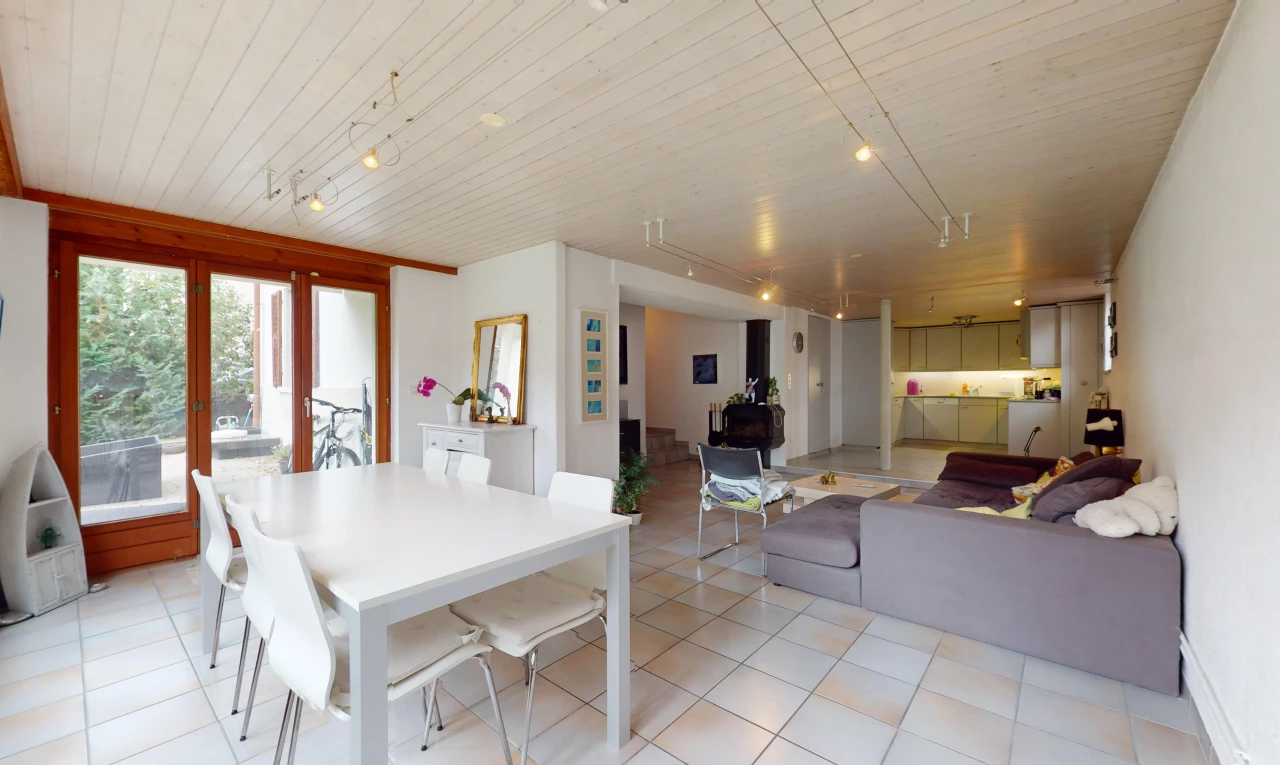 salon / salle à manger avec plafond de bois, carrelage, et lumière naturelle