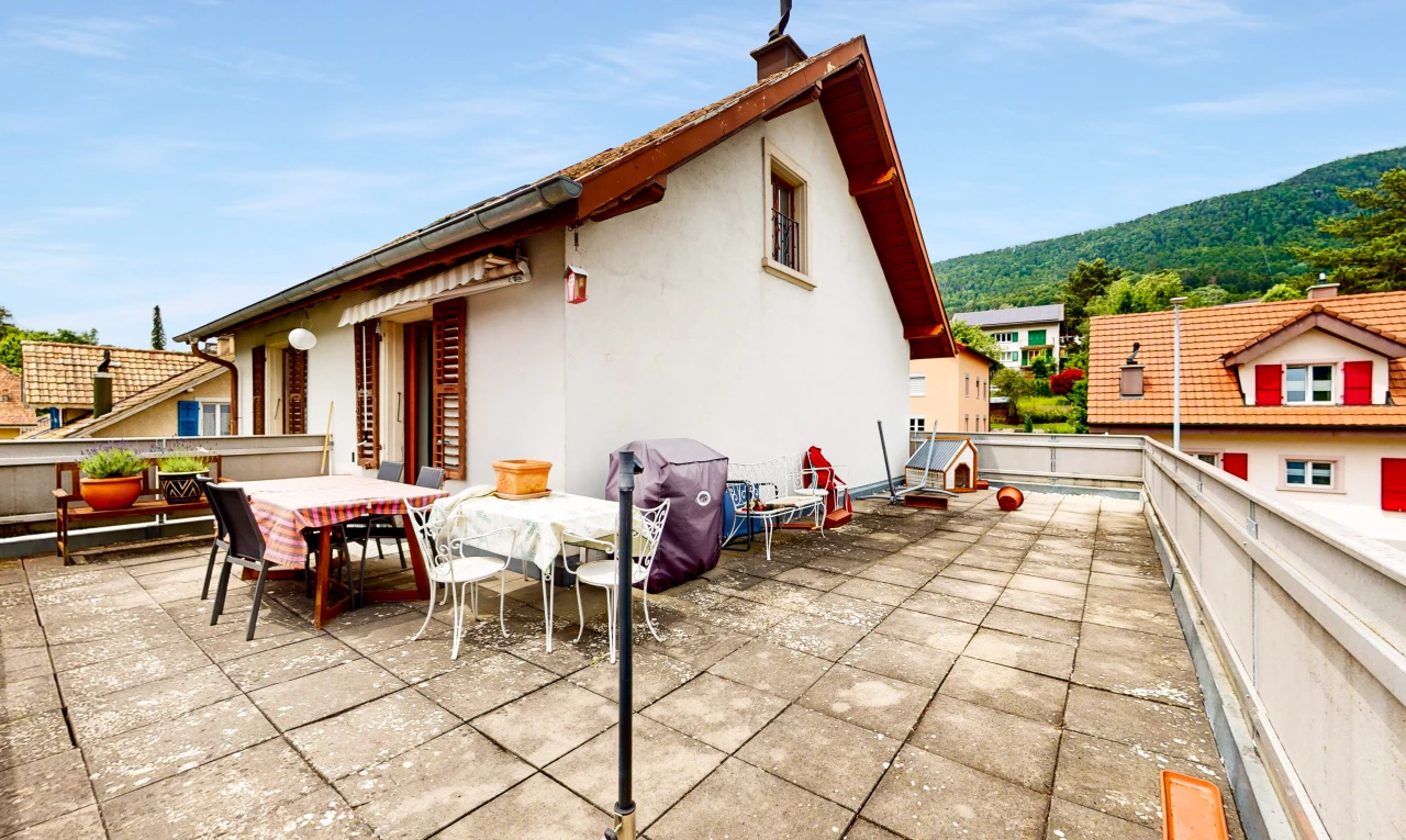 terrasse avec patio et vue sur la montagne