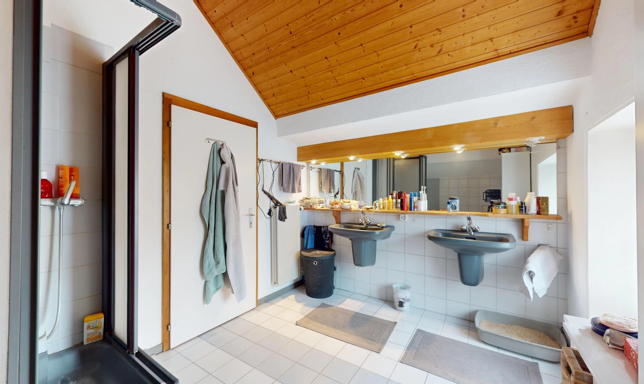 salle de bain avec miroir, mur carrelé, carrelage, plafond de bois, et plafond voûté