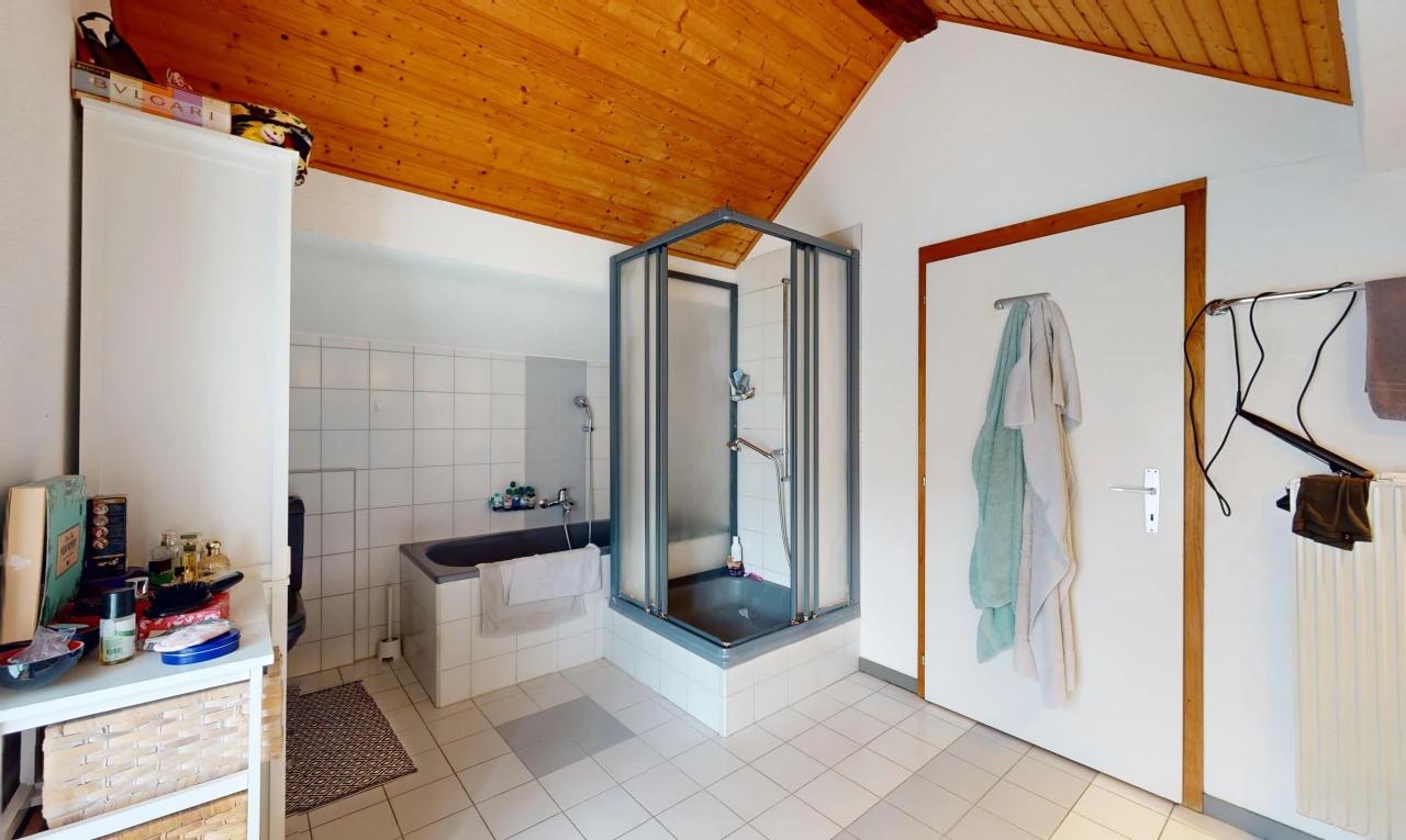 espace intérieur avec carrelage, douche, mur carrelé, et plafond de bois