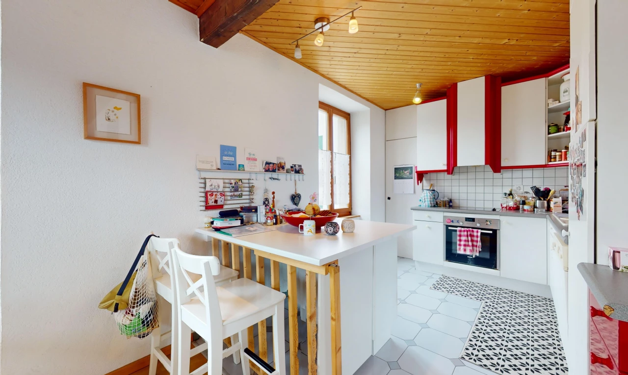 cuisine avec four, crédence, lumière naturelle, et meubles blancs
