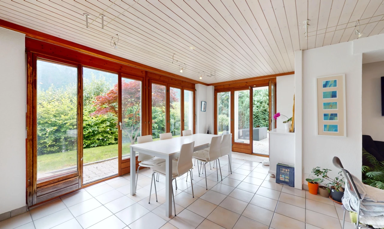 salle à manger avec carrelage, plafond de bois, et lumière naturelle