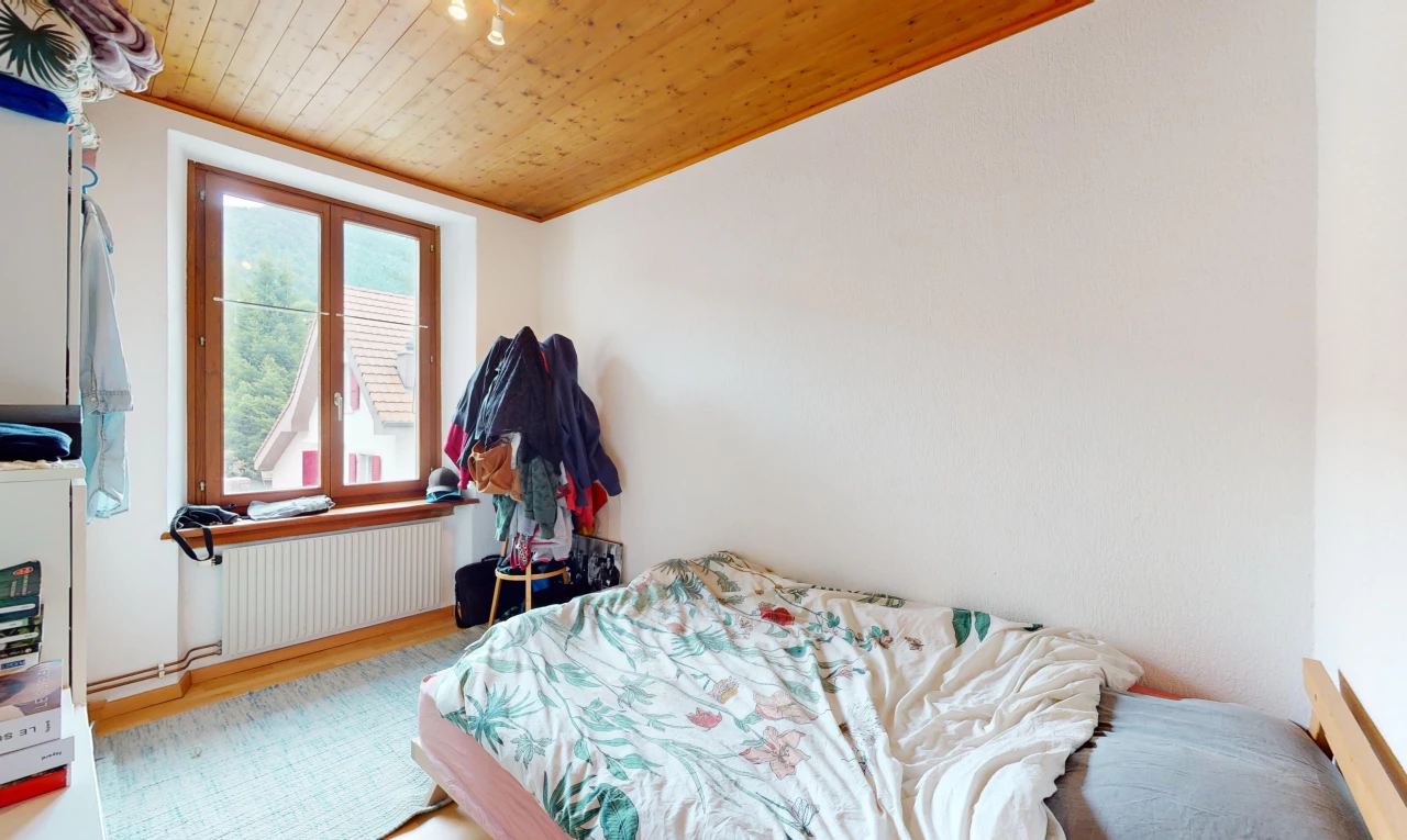chambre avec plafond de bois, radiateur, et lumière naturelle
