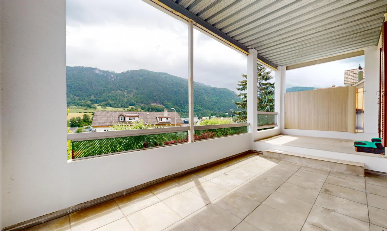 terrasse avec balcon et vue sur la montagne