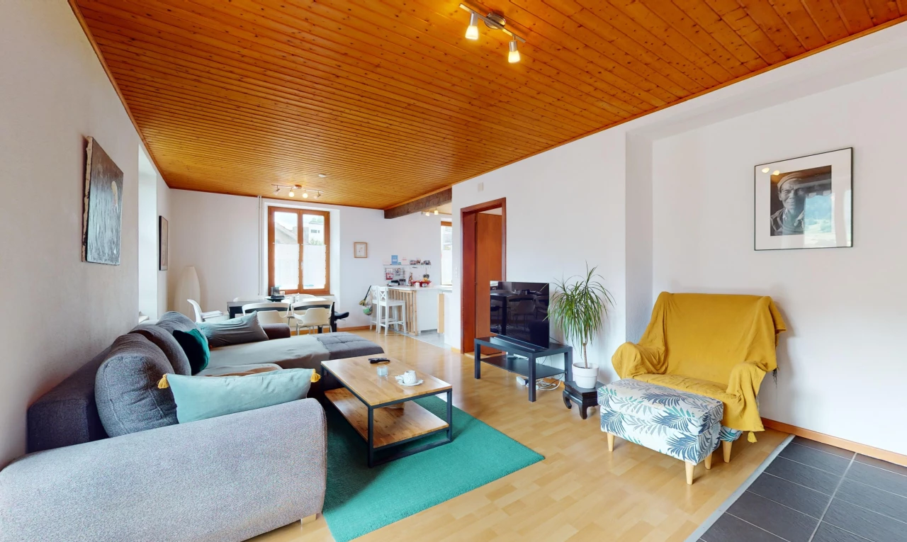 salon avec plafond de bois, plancher de bois, télévision, et éclairage sur rail