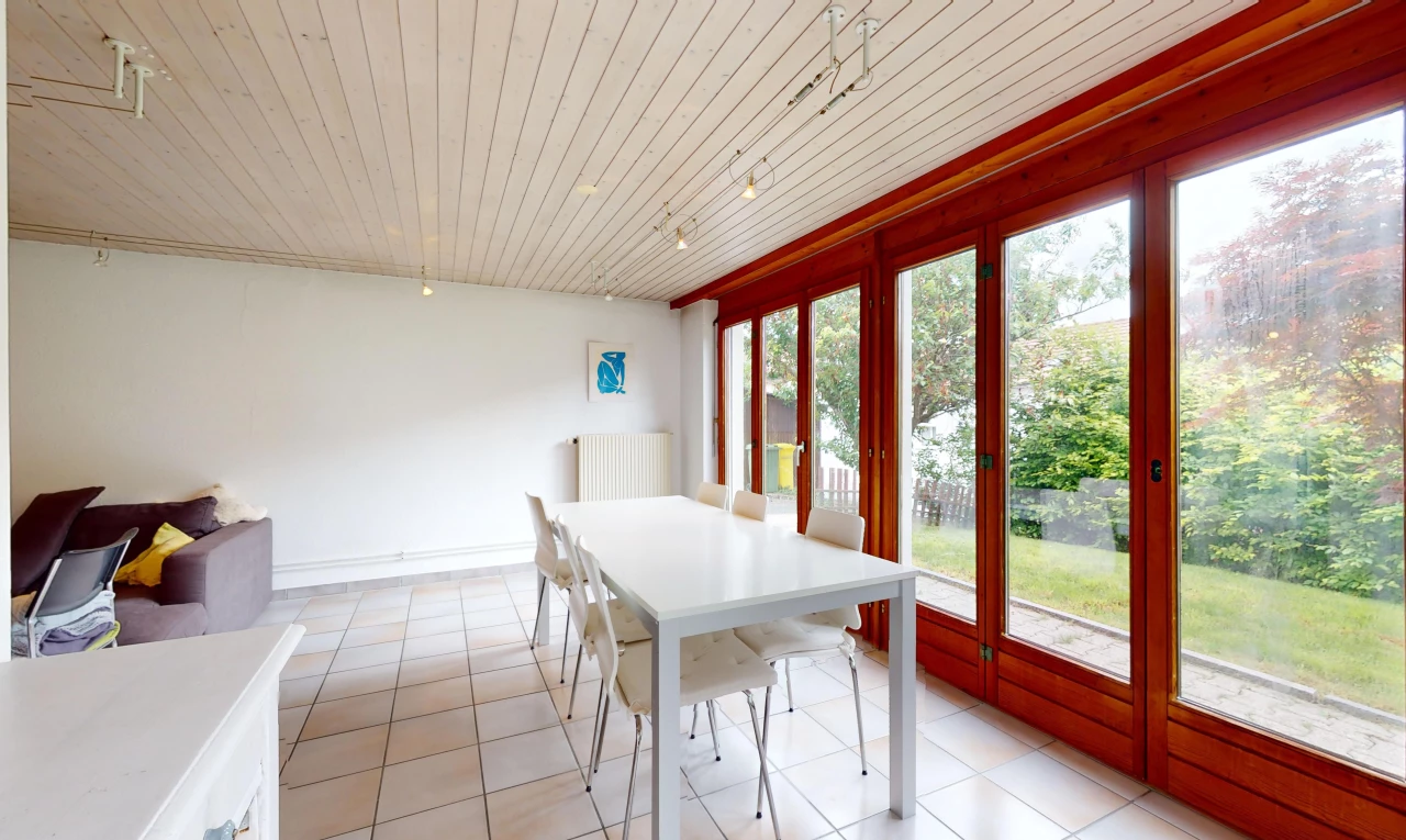 salle à manger avec plafond de bois, lumière naturelle, et carrelage