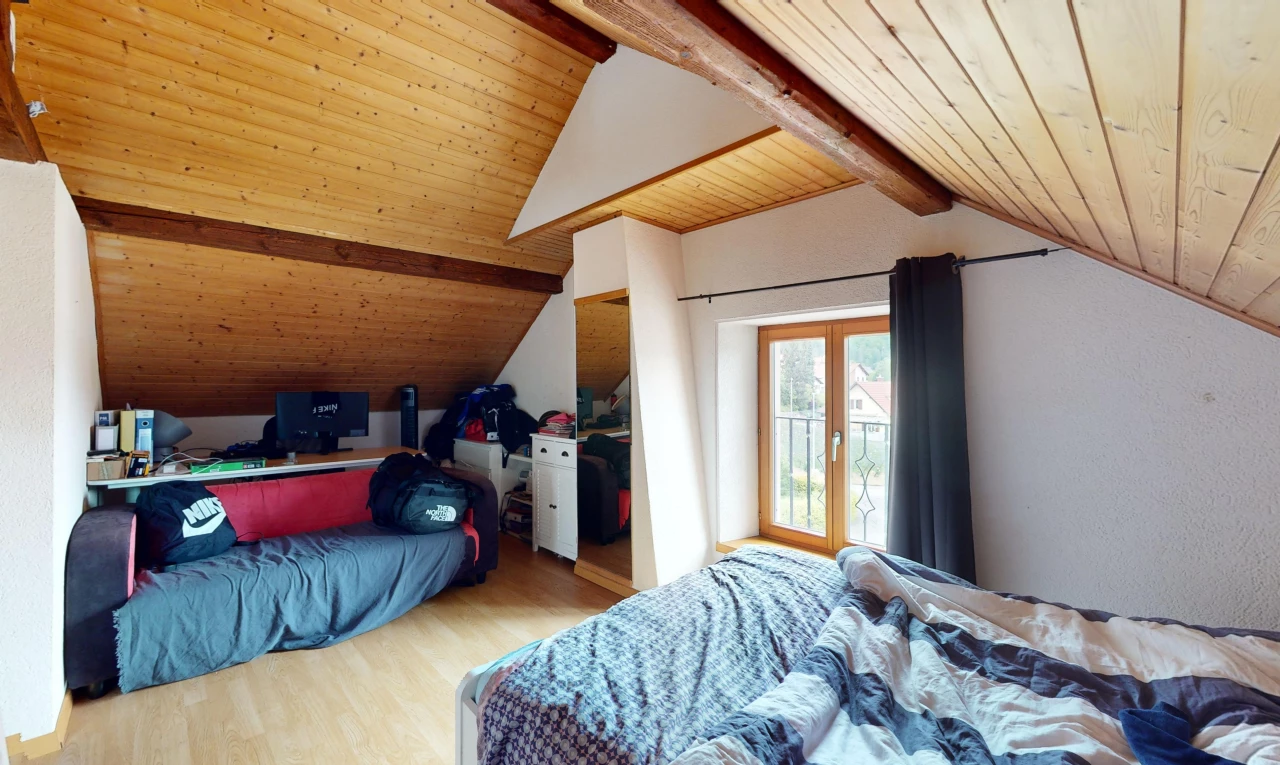 chambre avec plafond de bois, plafond voûté, lumière naturelle, et poutres apparentes