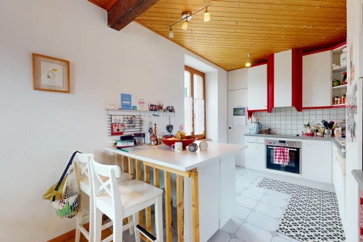 cuisine avec four, crédence, lumière naturelle, et meubles blancs