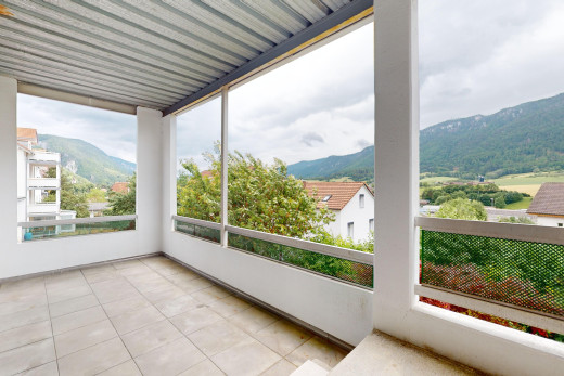 balkon mit blick auf die berge und balkon