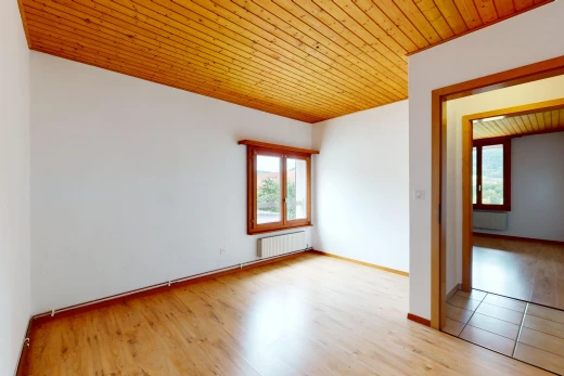 pièce vide avec plancher de bois, radiateur, plafond de bois, et lumière naturelle