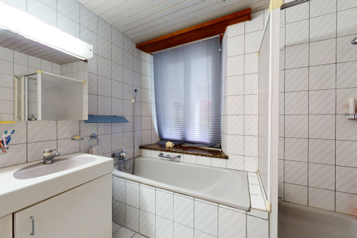 bad mit bad, waschbecken, fliesenwand, spiegel, und waschbeckenunterschrank