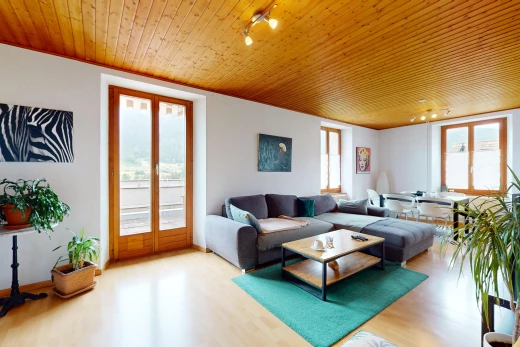 salon avec plancher de bois, plafond de bois, et lumière naturelle