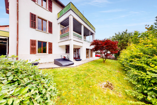 außenansicht mit terrasse, balkon, und rasen