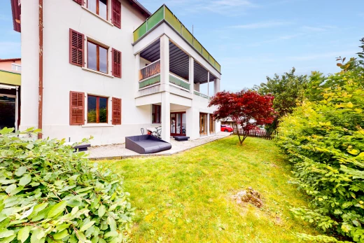 façade avec pelouse, patio, et balcon