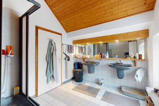 salle de bain avec miroir, mur carrelé, carrelage, plafond de bois, et plafond voûté