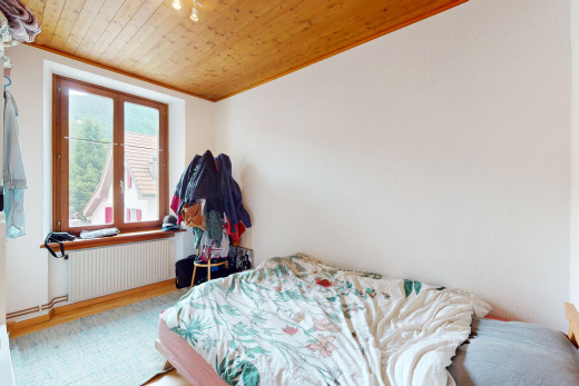 zimmer / schlafzimmer mit kühler, holzdecke, und natürliches licht