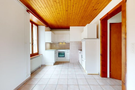 cuisine avec plafond de bois, four, carrelage, meubles blancs, et crédence