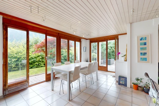 salle à manger avec carrelage, plafond de bois, et lumière naturelle