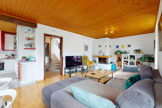 wohnzimmer mit parkettboden, holzdecke, fernsehen, und kamin