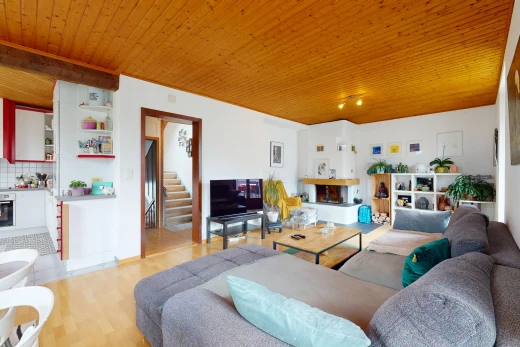 salon avec plafond de bois, cheminée, plancher de bois, et télévision