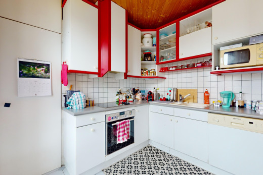 küche mit ofen, geschirrspülmaschine, arbeitsplatten, weiße schränke, und fliesenboden